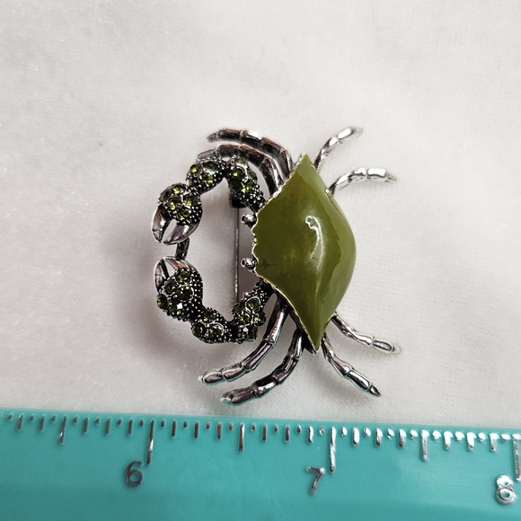 Elegant Green Silver Rhinestone Crab Brooch Pin Retro Style NWOT Silver Tone - Picture 6 of 8